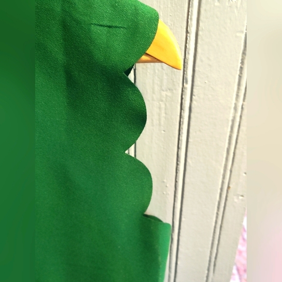 Shein Women's Green Scalloped Sleeveless Top | Size Medium - Picture 3 of 7